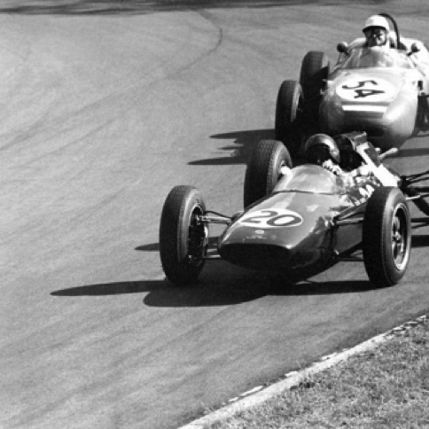 Circuit d'Aintree au  GP Grande Bretagne devant  Carel Godin de Beaufort et sa Porsche Circuit d'Aintree au  GP Grande Bretagne devant  Carel Godin de Beaufort et sa Porsche